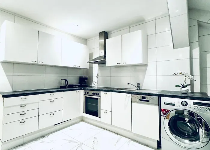Comfortable Private In A 5-bedroom Close To The Train Station Apartman