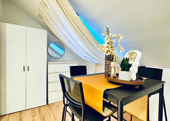 Comfortable Private In A 5-bedroom Close To The Train Station Bécs