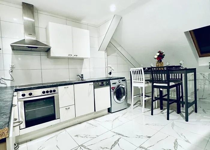 Comfortable Private In A 5-bedroom Close To The Train Station * Bécs