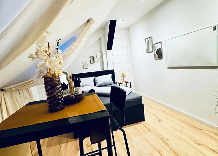 Comfortable Private In A 5-bedroom Close To The Train Station