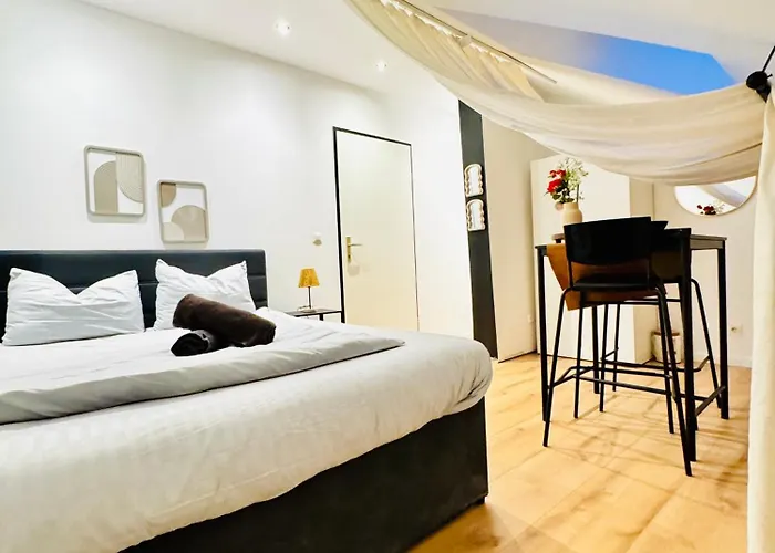 Comfortable Private In A 5-bedroom Close To The Train Station