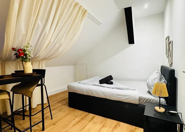 Comfortable Private In A 5-bedroom Close To The Train Station Bécs