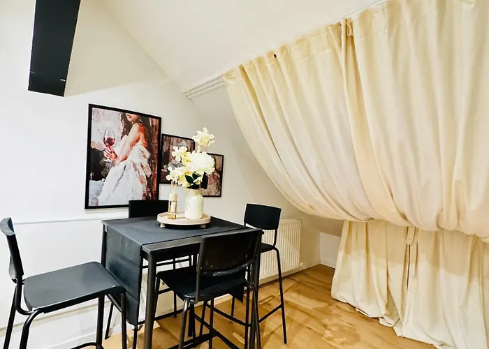 Διαμέρισμα Comfortable Private In A 5-bedroom Close To The Train Station