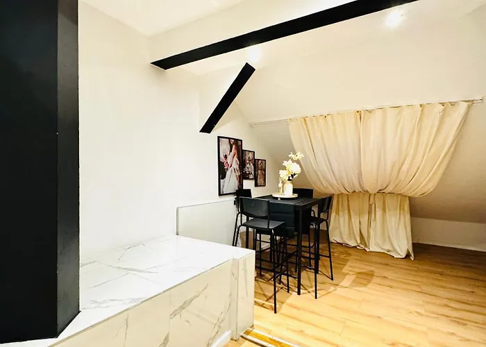 Comfortable Private In A 5-bedroom Close To The Train Station * Bécs