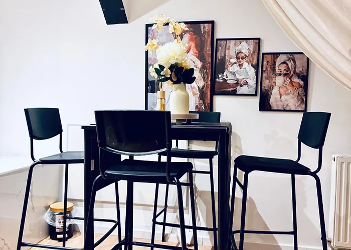 Comfortable Private In A 5-bedroom Close To The Train Station Apartman *