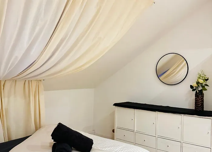 Comfortable Private In A 5-bedroom Close To The Train Station Apartman *