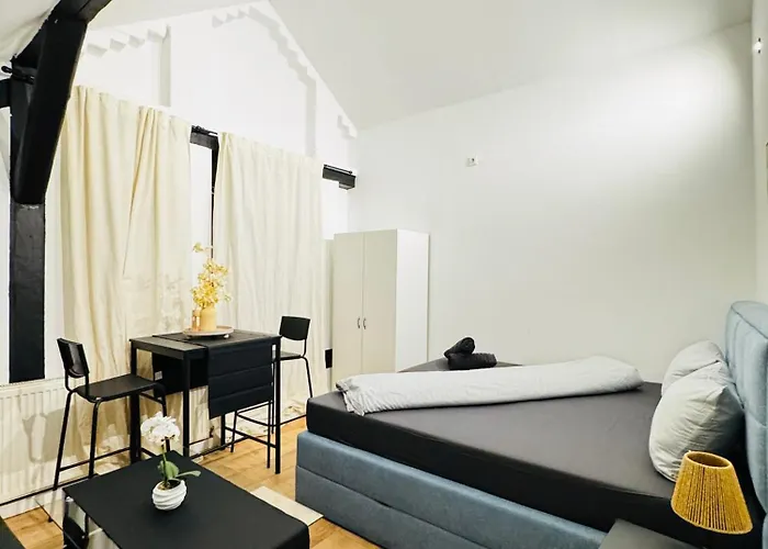 Comfortable Private In A 5-bedroom Close To The Train Station
