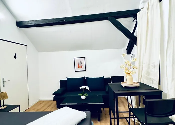 Comfortable Private In A 5-bedroom Close To The Train Station
