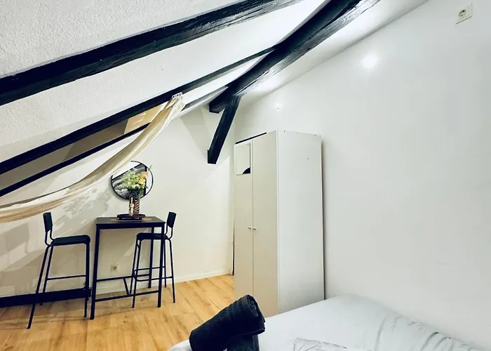 Comfortable Private In A 5-bedroom Close To The Train Station Apartman