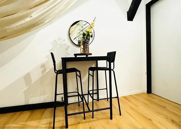 Comfortable Private In A 5-bedroom Close To The Train Station