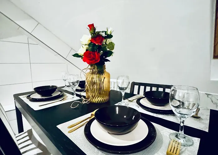 Apartman Comfortable Private In A 5-bedroom Close To The Train Station Bécs