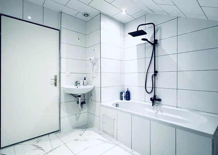 Apartman Comfortable Private In A 5-bedroom Close To The Train Station Bécs