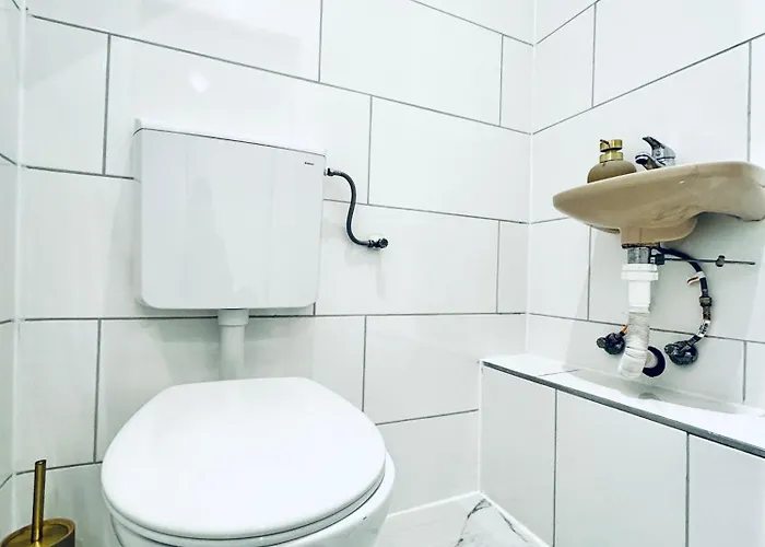 Comfortable Private In A 5-bedroom Close To The Train Station Apartman *